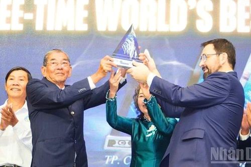 Trao Cúp 'Gạo ngon nhất thế giới năm 2025' cho kỹ sư Hồ Quang Cua