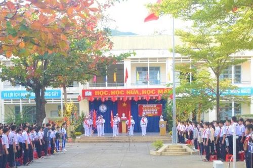 Hơn 700 giáo viên và học sinh được tuyên truyền về truyền thống 96 năm Ngày thành lập Đảng Cộng sản Việt Nam