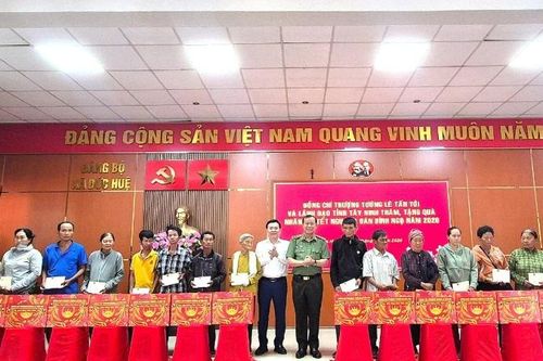 Thượng tướng Lê Tấn Tới trao 900 phần quà Tết cho nhân dân và lực lượng vùng biên Tây Ninh