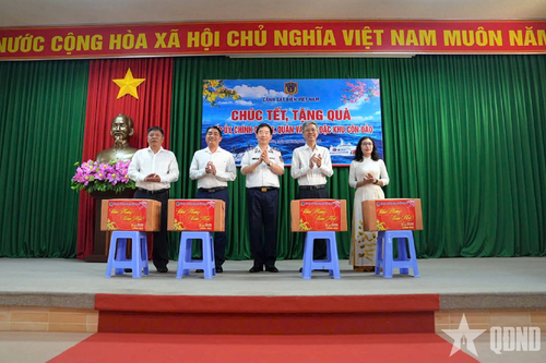 Đoàn công tác Cảnh sát biển tặng quà Tết quân và dân đặc khu Côn Đảo