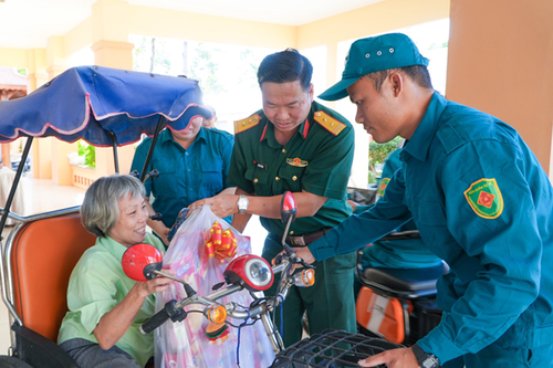 Ấm áp 'Tết quân dân' tại TP Hồ Chí Minh