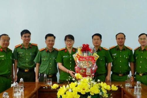 Lãnh đạo Công an TP Đà Nẵng thăm, tặng quà Tết các đơn vị nghiệp vụ
