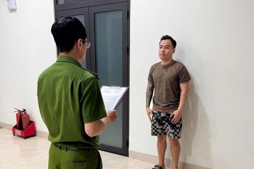 Vận động đối tượng trốn nã ở nước ngoài về đầu thú