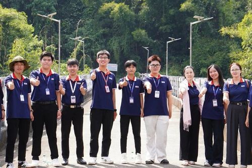Sinh viên phân hiệu Học viện Hành chính và Quản trị công TP. HCM mang Xuân đến sớm nơi vùng biên cương