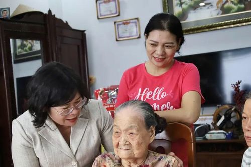 Lãnh đạo TPHCM thăm, chúc Tết các đơn vị và gia đình chính sách