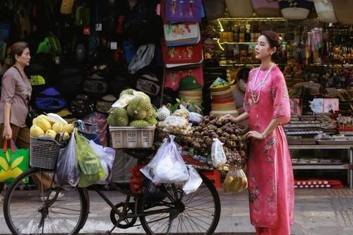 'Gái xinh vũ trụ VFC' xúng xính áo dài, thả dáng giữa phố Sài Gòn