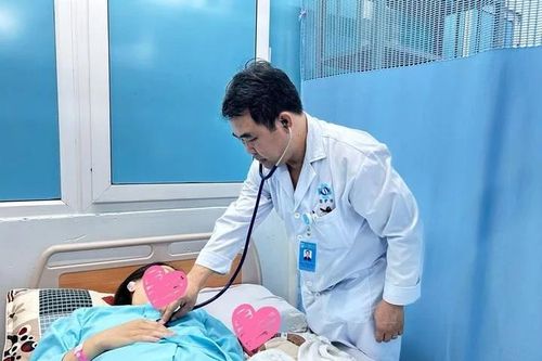 Cứu hai mẹ con sản phụ sinh con lần 3 đẻ rơi tại nhà