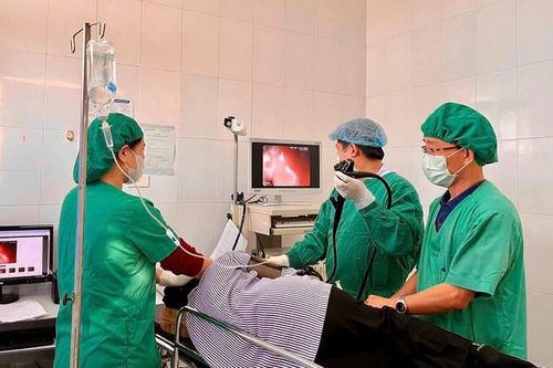 Nội soi lấy sợi thép xuyên thành dạ dày bệnh nhân 68 tuổi