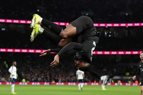Chùm ảnh: Man City 'cầm vàng lại để vàng rơi', trao ngôi vương cho Arsenal