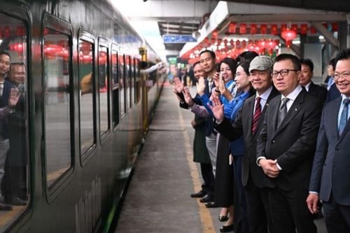 'Chuyến tàu hạnh phúc' khởi hành, lan tỏa yêu thương những ngày giáp Tết