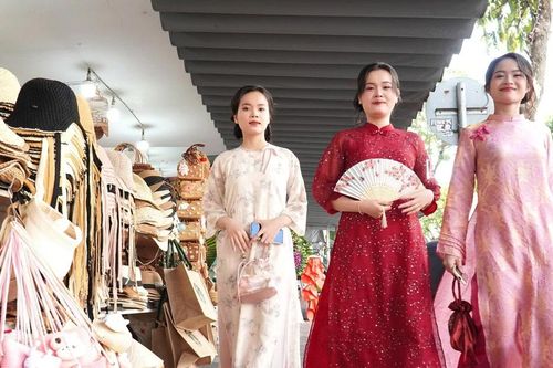 Giới trẻ Đà Nẵng tấp nập thuê váy áo diện Tết