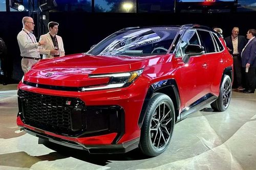SUV ăn khách nhất của Toyota bán kênh giá hàng nghìn USD