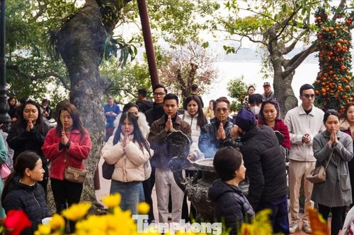 Phủ Tây Hồ đông nghịt người đi tạ lễ trưa Rằm tháng Chạp