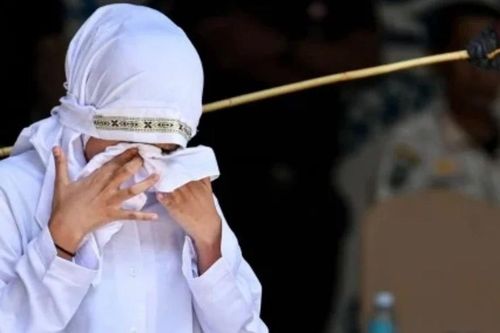 Indonesia: Cô gái gục ngã sau khi bị đánh 140 roi vì quan hệ ngoài hôn nhân và uống rượu