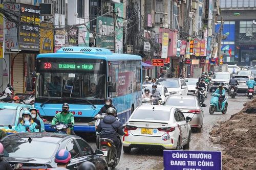 Sống chung với 'nắng bụi, mưa lầy' trên đường Nguyễn Tuân
