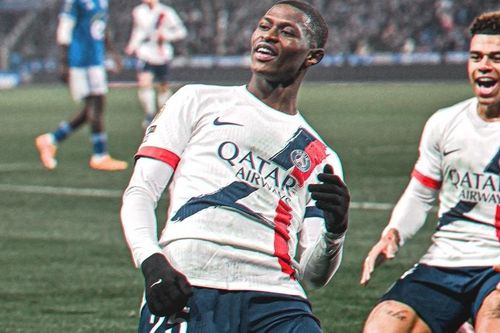 Hakimi bị đuổi, siêu hậu vệ Mendes giúp PSG đòi lại ngôi đầu