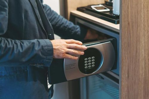 Vì sao du khách nên để một chiếc giày vào két an toàn ở khách sạn?