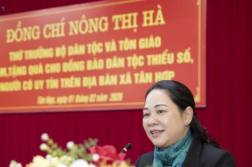 Thứ trưởng Nông Thị Hà thăm, tặng quà Tết đồng bào dân tộc thiểu số tại Lào Cai