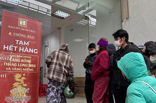 Giá vàng giảm mạnh, tiệm vàng lại xuất hiện cảnh quen thuộc