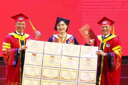 Nam sinh thủ khoa mang 'bộ sưu tập' 22 giấy khen lên nhận bằng tốt nghiệp