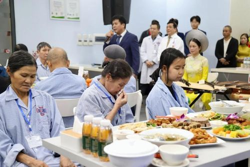 Người bệnh ung thư bật khóc trong bữa cơm bệnh viện mời