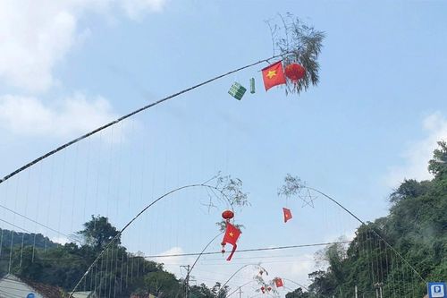 Cặp vợ chồng bị phóng điện khi dựng cây nêu đón Tết