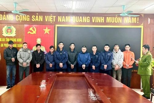 Đánh xóc đĩa tại phòng tập thể của công ty, 11 đối tượng bị khởi tố
