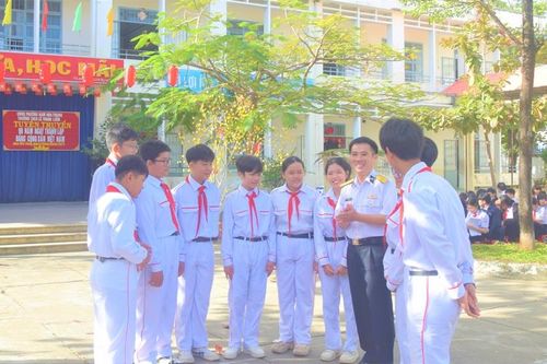 Hơn 700 giáo viên, học sinh được tuyên truyền về truyền thống 96 năm Ngày thành lập Đảng