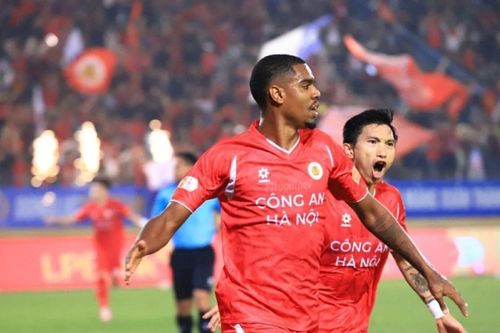 Công an Hà Nội ngược dòng hạ Ninh Bình; Carrick thắp lại tinh thần MU trong đêm Old Trafford bùng nổ