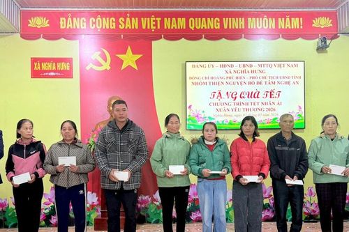 Phó Chủ tịch UBND tỉnh Hoàng Phú Hiền trao quà Tết tại các địa phương