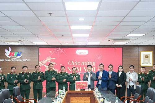 Bộ Tư lệnh Quân khu 4 chúc Tết Báo và phát thanh, truyền hình Nghệ An