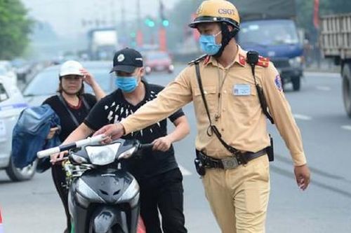 Những lỗi đi xe máy dễ 'dính' phạt 8 triệu, không phải ai cũng biết