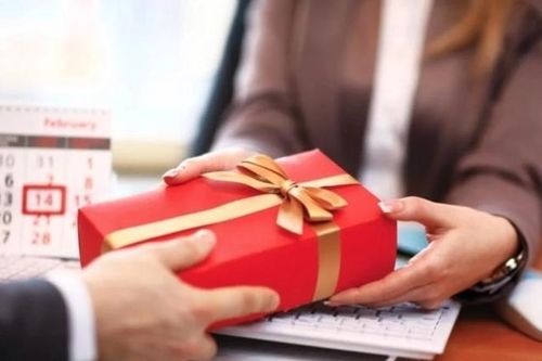 Thủ tướng: Nghiêm cấm dùng công quỹ biếu quà Tết cho lãnh đạo các cấp