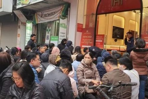 Giá vàng ngày 2/2 giảm 25,3 triệu đồng từ đỉnh, đám đông chen nhau xếp hàng trên phố vàng Hà Nội: Mua hay bán?