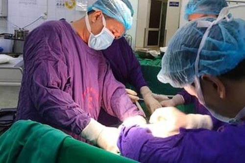 Người đàn ông bị thủng ruột vì một sai lầm gây nguy hiểm tính mạng