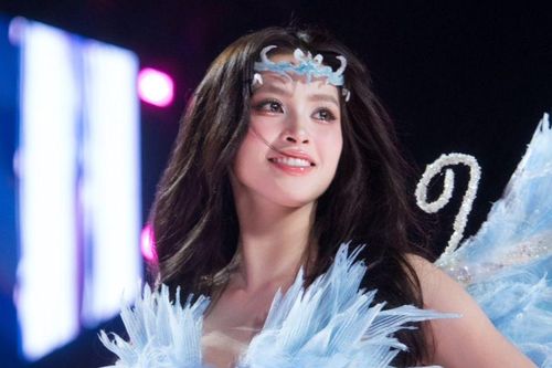 Những bộ trang phục ấn tượng của khách mời nữ tại concert Hòa Minzy