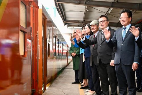 Báo Nhân Dân ra mắt 'Chuyến tàu Hạnh phúc', mang hình ảnh cờ đỏ sao vàng trên tuyến Bắc - Nam