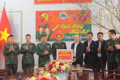 Phó Chủ tịch UBND tỉnh Cao Văn Cường thăm, tặng quà Tết tại xã Linh Sơn và các đồn biên phòng