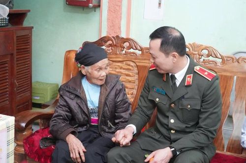 Giám đốc Công an tỉnh Tô Anh Dũng thăm, tặng quà Tết tại xã Ngọc Lặc