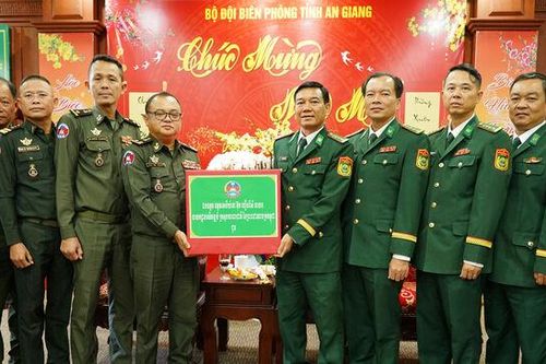 Cục Phát triển, Bộ Quốc phòng Campuchia chúc tết Bộ đội Biên phòng tỉnh An Giang