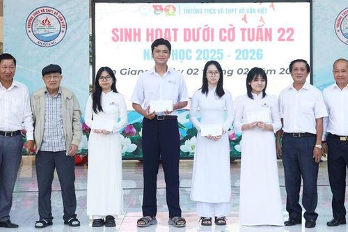 Trường THCS và THPT Võ Văn Kiệt tuyên dương, khen thưởng học sinh giỏi