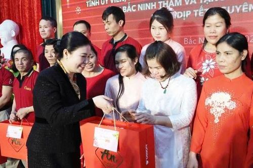 Phó trưởng Đoàn Đại biểu Quốc hội tỉnh Trần Thị Vân tặng quà Tết tại Công ty cổ phần Catalan