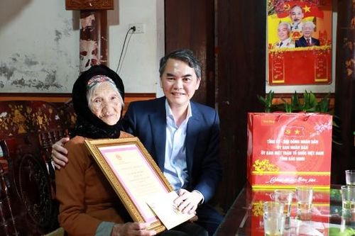 Trưởng Ban Tổ chức Tỉnh ủy Vũ Minh Hiếu tặng quà Tết người cao tuổi, hộ nghèo tại xã Lục Nam