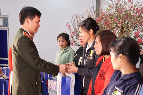 Thiếu tướng Bùi Duy Hưng, Giám đốc Công an tỉnh tặng quà Tết cho người lao động tại Công ty cổ phần May BGG Yên Thế