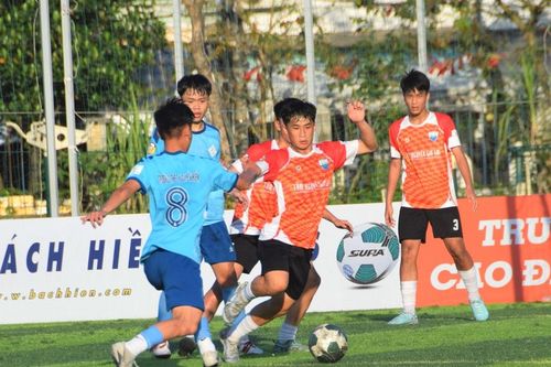 Ấn tượng sân chơi bóng đá học đường