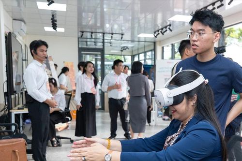 Di sản bước vào không gian số