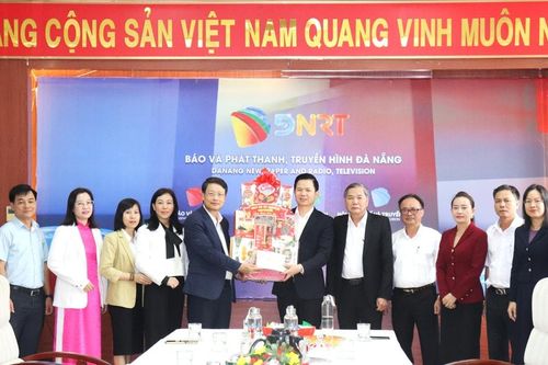 Phó Bí thư Thành ủy Ngô Xuân Thắng thăm, chúc Tết các đơn vị, gia đình người có công