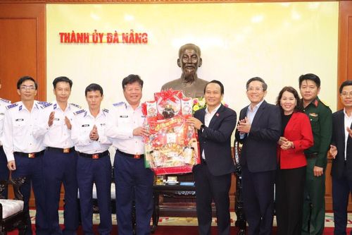 Phó Bí thư Thường trực Thành ủy Nguyễn Đình Vĩnh tiếp đoàn công tác Vùng Cảnh sát biển 2