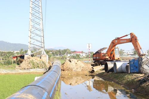 Dawaco thi công thêm đường ống chuyển tải nước thô qua sông Cầu Đỏ