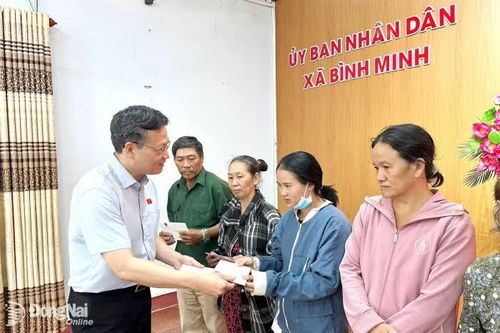Đại biểu Quốc hội thăm, tặng quà tết cho gia đình chính sách, hộ dân khó khăn